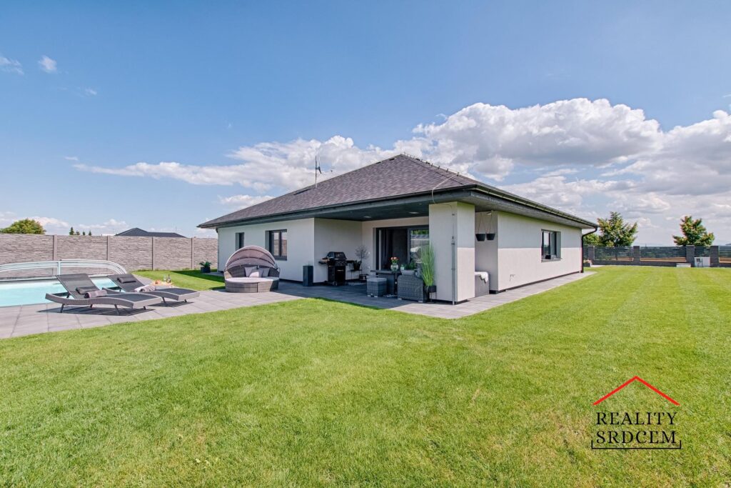 Prodej moderního rodinného domu 5+kk s bazénem a garáží, Markvartovice