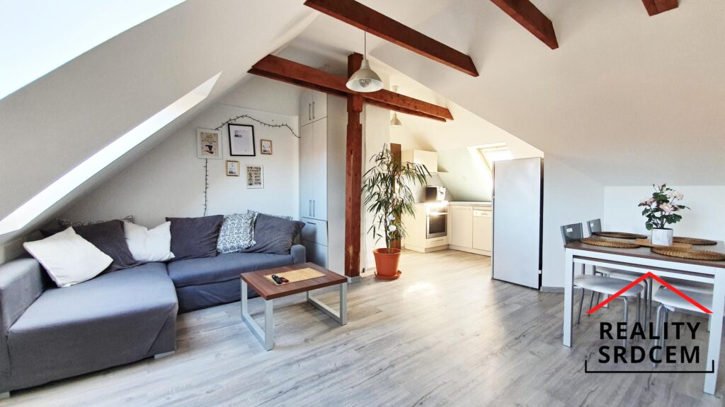 Pronájem podkrovního, částečně zařízeného bytu 3+kk, 65 m2, ul. Jaroslava Haška, Frýdek-Místek