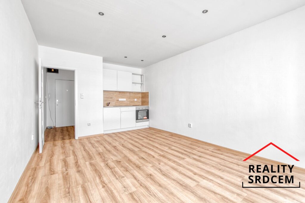 Pronájem rekonstruovaného bytu 1+kk s lodžií 28 m2, ul. U Parku, Moravská Ostrava