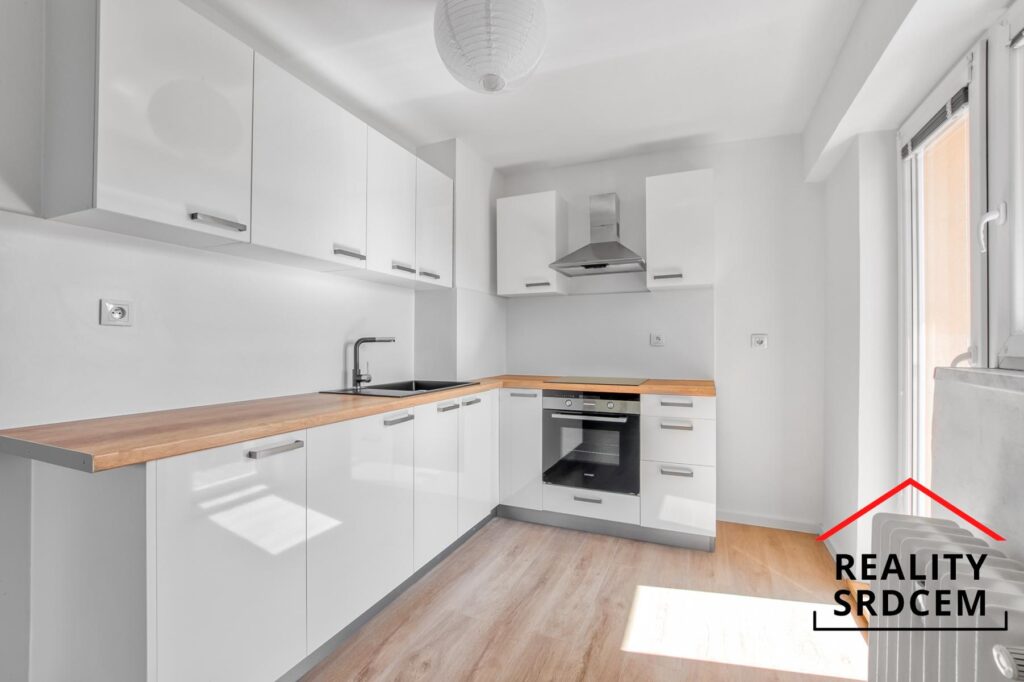 Pronájem rekonstruovaného bytu 3+1 s balkónem a dvěma lodžiema, 74 m2, ul. Opavská, Ostrava – Poruba