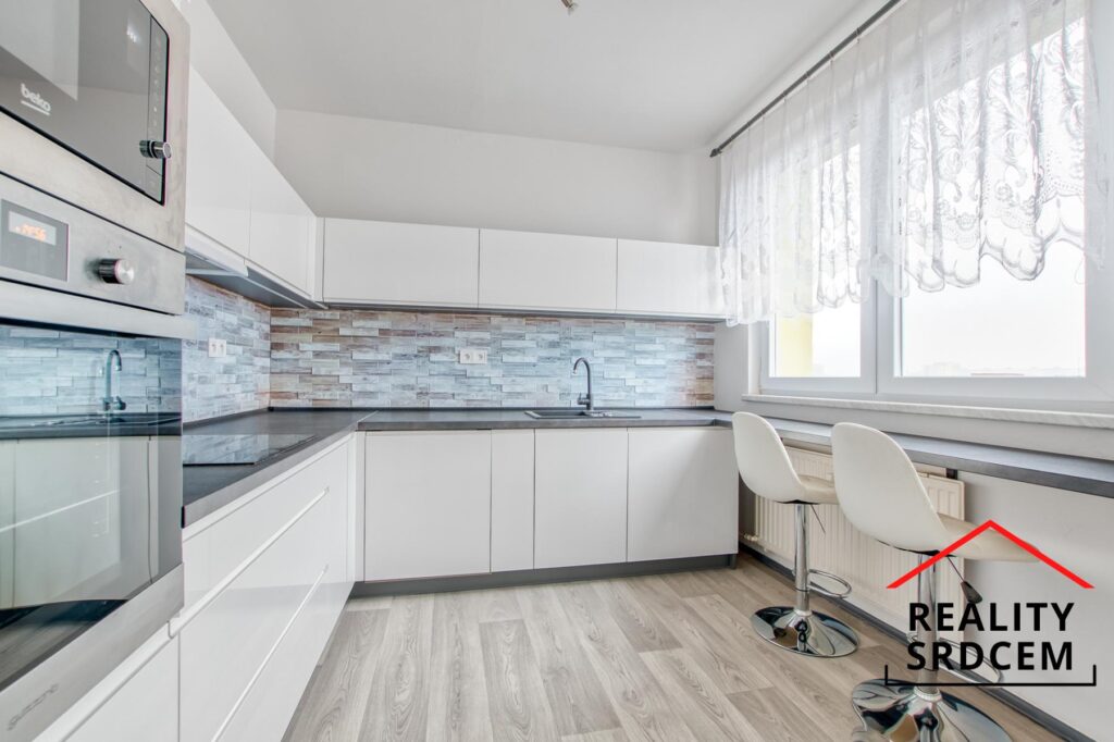 Pronájem zařízeného bytu 3+1 s lodžií, J. Matuška, Ostrava – Dubina