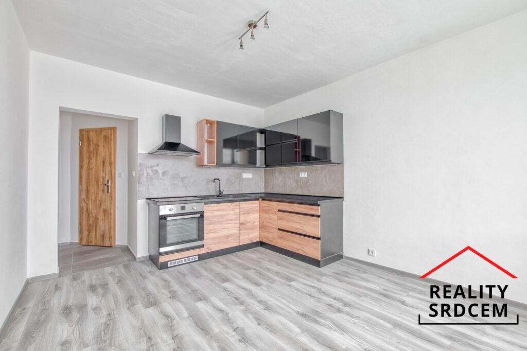 Pronájem bytu 2+kk s dvěma lodžiema, ul. Podroužkova, Ostrava – Poruba