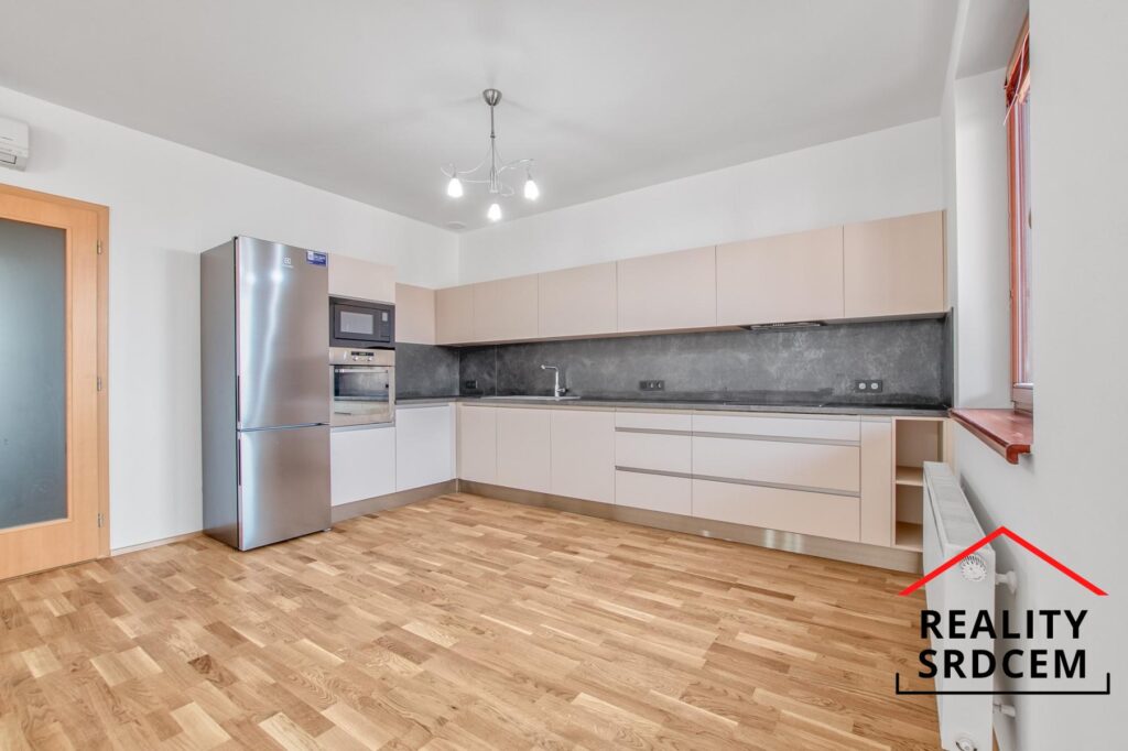 Pronájem prostorného bytbytu 4+kk s balkónem, lodžií i parkováním, ul. Blahoslavova, Ostrava